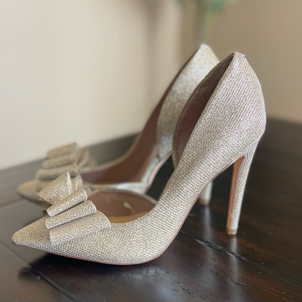 Betsey Johnson Glitter Bow Gold Heels - Picture 3 of 9